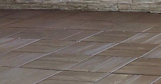 Бетонная брусчатка двора в Большой Камне в октябре