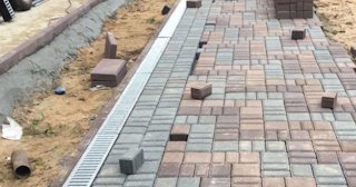 Профессиональная укладка плитки на улице в Большой Камне в октябре
