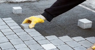 Монтаж тротуарной плитки на даче в Большой Камне в октябре