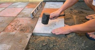 Укладка тротуарной плитки на основание в Большой Камне в октябре