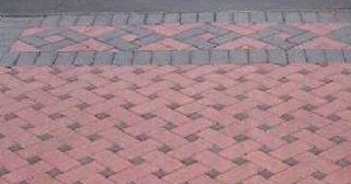 Укладка тротуарной плитки на старое бетонное основание в Большой Камне в октябре