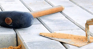 Профессиональная укладка тротуарной брусчатки в Большой Камне в октябре