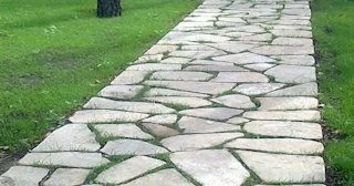 Профессиональная укладка камня на дорожки в Большой Камне в октябре