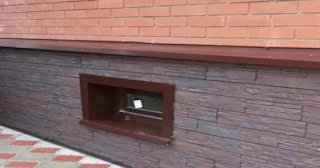 Облицовка цоколя панелями под камень в Большой Камне в октябре