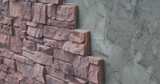Качественная отделка цоколя фундамента снаружи в Большой Камне в октябре